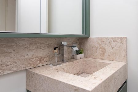 Banheiro de apartamento à venda com 1 quarto, 43m² em Cristal, Porto Alegre