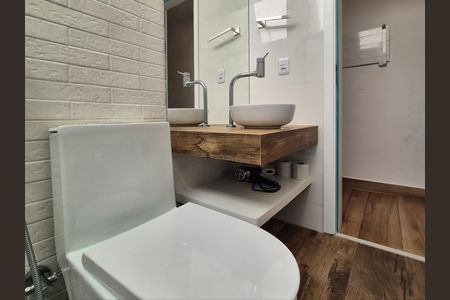Casa de condomínio para alugar com 200m², 8 quartos e 8 vagas
