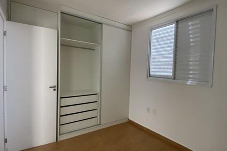 Cuarto com armários e janela com persianas, iluminado por luz natural. de apartamento à venda com 3 quartos, 67m² em Parque Industrial, Campinas