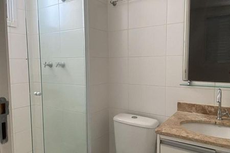 Banheiro com chuveiro e pia branca, com piso de porcelanato e bancada de granito. de apartamento à venda com 3 quartos, 67m² em Parque Industrial, Campinas