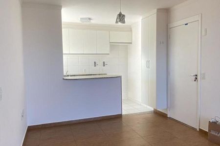 Cozinha simples com móveis brancos e iluminação adequada. de apartamento à venda com 3 quartos, 67m² em Parque Industrial, Campinas