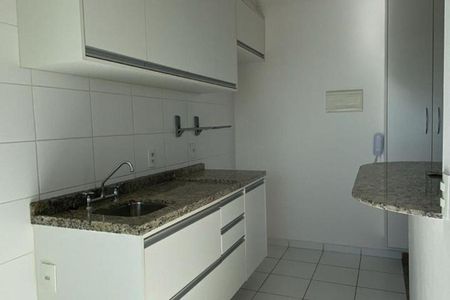 Cozinha com móveis brancos e piso de porcelanato, com uma bancada de granito e uma pia de aço inox. de apartamento à venda com 3 quartos, 67m² em Parque Industrial, Campinas