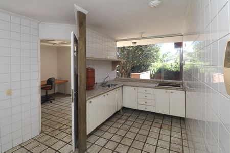 Casa à venda com 284m², 4 quartos e 4 vagasCozinha - Armários