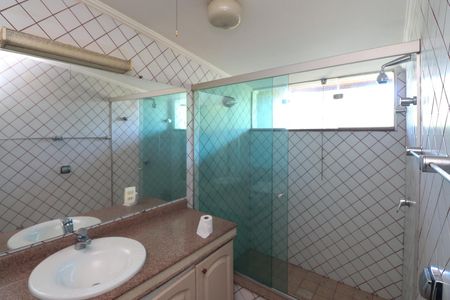 Casa à venda com 284m², 4 quartos e 4 vagasBanheiro da Suíte