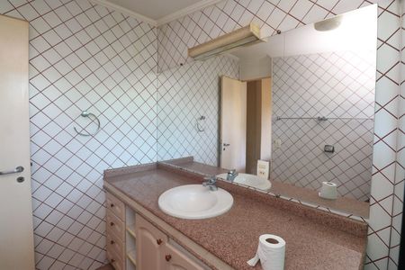 Casa à venda com 284m², 4 quartos e 4 vagasBanheiro da Suíte