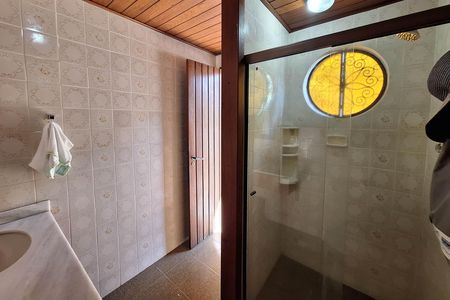 Casa à venda com 326m², 4 quartos e 7 vagasBanheiro 1
