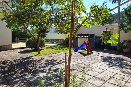Casa à venda com 326m², 4 quartos e 7 vagasQuintal