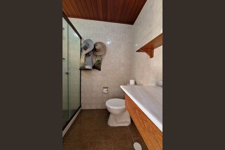 Casa à venda com 326m², 4 quartos e 7 vagasBanheiro 1