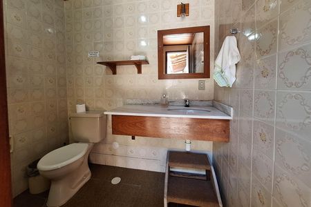 Casa à venda com 326m², 4 quartos e 7 vagasBanheiro 1
