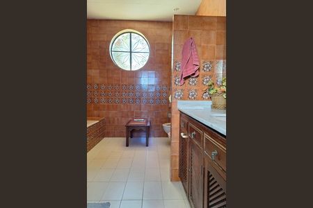 Casa à venda com 326m², 4 quartos e 7 vagasBanheiro da Suíte 1