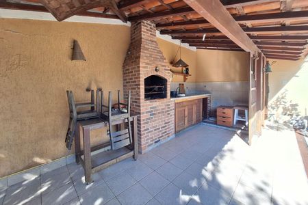 Casa à venda com 326m², 4 quartos e 7 vagasQuintal