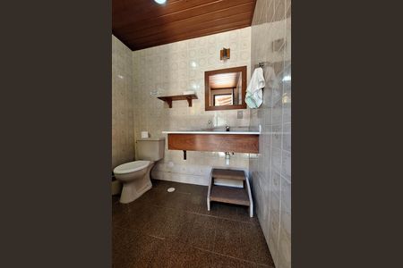 Casa à venda com 326m², 4 quartos e 7 vagasBanheiro 1