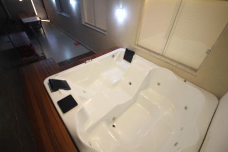 Apartamento à venda com 130m², 2 quartos e 2 vagasBanheira