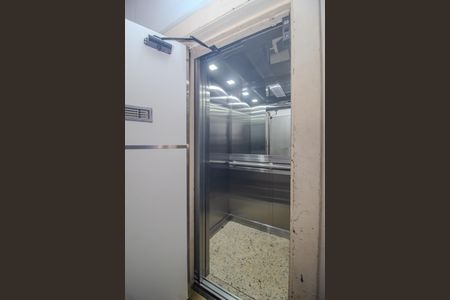 Apartamento à venda com 74m², 2 quartos e sem vagaHall de entrada