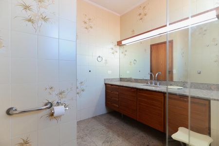 Casa à venda com 411m², 4 quartos e 3 vagasBanheiro da suíte 1