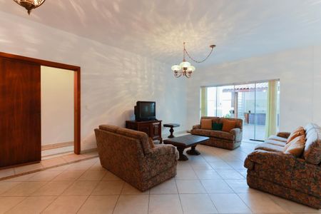 Casa à venda com 411m², 4 quartos e 3 vagasSala de TV
