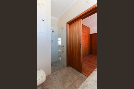 Casa à venda com 411m², 4 quartos e 3 vagasBanheiro da suíte 2