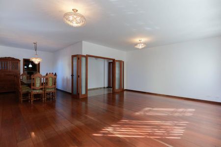 Casa à venda com 411m², 4 quartos e 3 vagasSala de estar e lareira