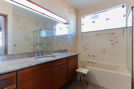 Casa à venda com 411m², 4 quartos e 3 vagasBanheiro da suíte 1