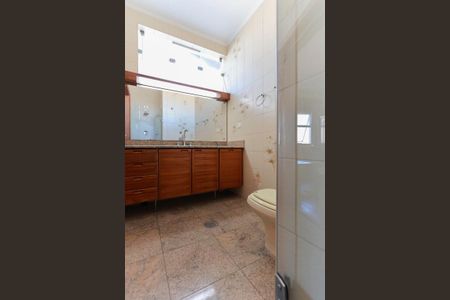 Casa à venda com 411m², 4 quartos e 3 vagasBanheiro da suíte 2