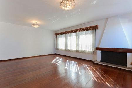Casa à venda com 411m², 4 quartos e 3 vagasSala de estar e lareira