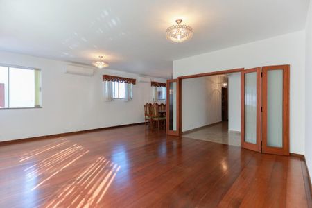 Casa à venda com 411m², 4 quartos e 3 vagasSala de estar e lareira