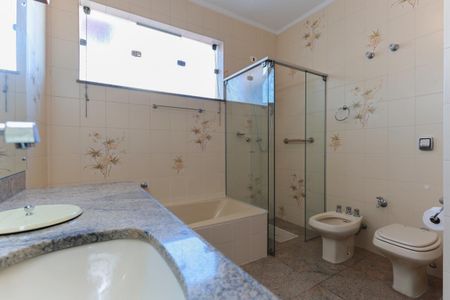 Casa à venda com 411m², 4 quartos e 3 vagasBanheiro da suíte 1