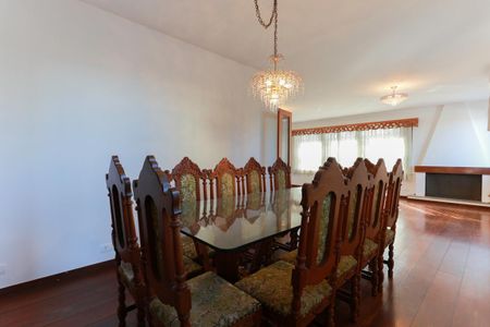 Casa à venda com 411m², 4 quartos e 3 vagasSala de estar e lareira