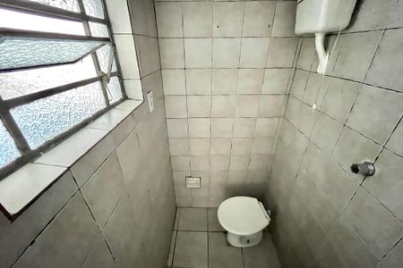 Banheiro de casa para alugar com 1 quarto, 17m² em Vila Guarani (zona Sul), São Paulo