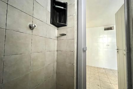 Banheiro de casa para alugar com 1 quarto, 17m² em Vila Guarani (zona Sul), São Paulo