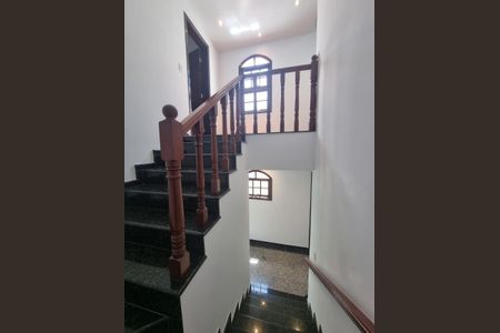 Casa à venda com 219m², 3 quartos e 5 vagasEscada