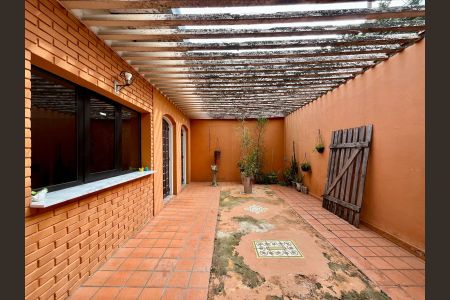 Casa para alugar com 350m², 4 quartos e 4 vagasFachada e garagem