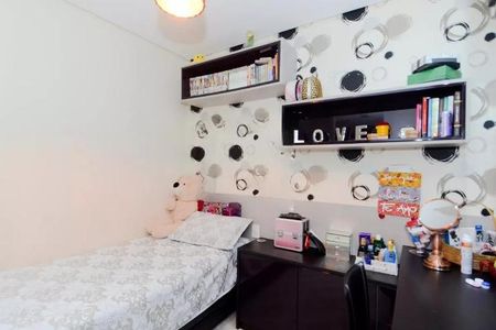 Apartamento à venda com 122m², 6 quartos e 2 vagas Apartamento à venda com 122m², 6 quartos e 2 vagasQuarto simples com cama, mesa e estantes, com decoração minimalista e cores neutras.