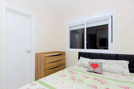 Apartamento à venda com 122m², 6 quartos e 2 vagas Apartamento à venda com 122m², 6 quartos e 2 vagasCama com colchão e travesseiros, com um cobertor floral e um travesseiro com um coração vermelho.