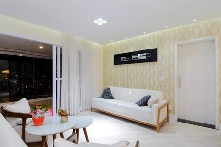Apartamento à venda com 122m², 6 quartos e 2 vagas Apartamento à venda com 122m², 6 quartos e 2 vagasSala com vista para a cidade à noite, com sofá branco e mesas de centro, iluminada com luzes de parede e teto.