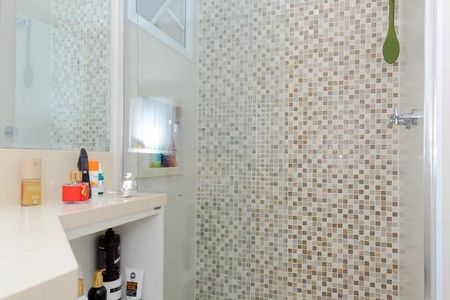 Apartamento à venda com 122m², 6 quartos e 2 vagas Apartamento à venda com 122m², 6 quartos e 2 vagasBanheiro com piso de azulejos, pia de porcelana e espelho grande, com produtos de higiene pessoal e uma porta de vidro com uma janela pequena.