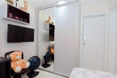 Apartamento à venda com 122m², 6 quartos e 2 vagas Apartamento à venda com 122m², 6 quartos e 2 vagasQuarto com cama, TV, cadeira e gaveteiro, com decoração de animais de estimação.