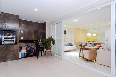 Apartamento à venda com 122m², 6 quartos e 2 vagas Apartamento à venda com 122m², 6 quartos e 2 vagasSala de estar com sofá branco e mesa de centro, vista para a cozinha e área externa.