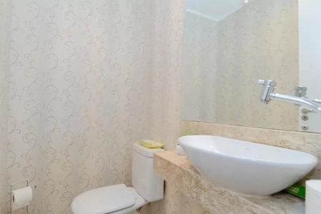 Apartamento à venda com 122m², 6 quartos e 2 vagas Apartamento à venda com 122m², 6 quartos e 2 vagasBanheiro com piso de porcelanato, pia de porcelanato e espelho grande.