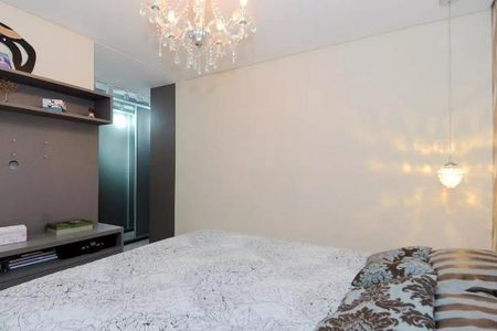 Apartamento à venda com 122m², 6 quartos e 2 vagas Apartamento à venda com 122m², 6 quartos e 2 vagasCama com colchão e travesseiros, iluminada por uma lâmpada de cristal, com uma TV e um console de TV na parede.