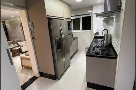 Apartamento à venda com 122m², 6 quartos e 2 vagas Apartamento à venda com 122m², 6 quartos e 2 vagasCozinha com geladeira, fogão e pia, com iluminação boa e acabamento de alta qualidade.