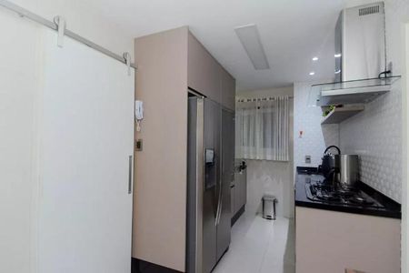 Apartamento à venda com 122m², 6 quartos e 2 vagas Apartamento à venda com 122m², 6 quartos e 2 vagasCozinha com geladeira, fogão e pia, com iluminação boa e acabamento de gosto.