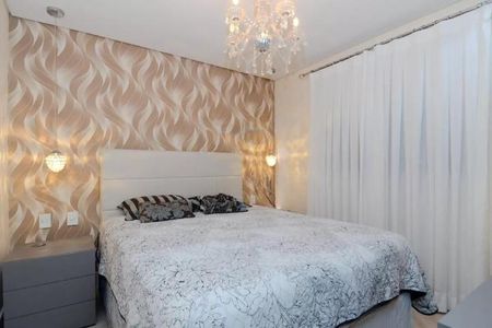 Apartamento à venda com 122m², 6 quartos e 2 vagas Apartamento à venda com 122m², 6 quartos e 2 vagasCama com cabeceira branca e cortina branca, com um chandelier acima, em uma sala com paredes com padrão de ondas de areia e um armário de três gavetas.