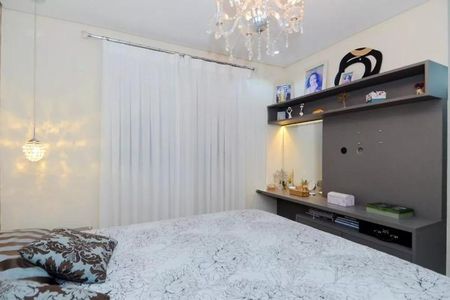 Apartamento à venda com 122m², 6 quartos e 2 vagas Apartamento à venda com 122m², 6 quartos e 2 vagasCama com colchão e travesseiro, com iluminação e decoração simples, em uma sala de quarto com parede branca e teto branco.
