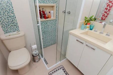 Apartamento à venda com 122m², 6 quartos e 2 vagas Apartamento à venda com 122m², 6 quartos e 2 vagasBanheiro com piso de porcelanato, pia de granito e móveis brancos, com uma decoração simples e limpa.