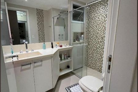 Apartamento à venda com 122m², 6 quartos e 2 vagas Apartamento à venda com 122m², 6 quartos e 2 vagasBanheiro com piso de porcelanato, pia de porcelanato, vaso sanitário e espelho grande.