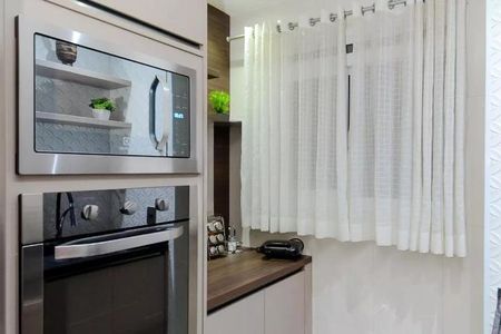 Apartamento à venda com 122m², 6 quartos e 2 vagas Apartamento à venda com 122m², 6 quartos e 2 vagasCozinha com micro-ondas e forno elétrico, com móveis de madeira e cortinas brancas.