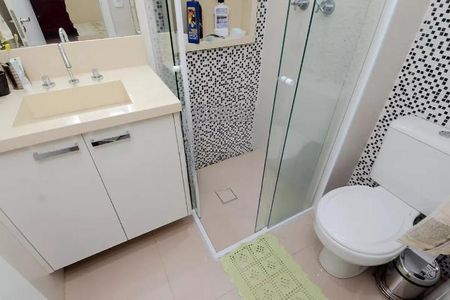 Apartamento à venda com 122m², 6 quartos e 2 vagas Apartamento à venda com 122m², 6 quartos e 2 vagasBanheiro com piso de porcelanato, vaso sanitário e chuveiro, com decoração em azulejos e espelho no teto.
