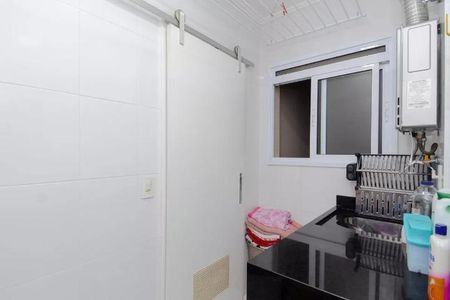 Apartamento à venda com 122m², 6 quartos e 2 vagas Apartamento à venda com 122m², 6 quartos e 2 vagasBanheiro com piso de porcelanato, pia de granito e chuveiro de vidro.