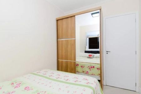 Apartamento à venda com 122m², 6 quartos e 2 vagas Apartamento à venda com 122m², 6 quartos e 2 vagasQuarto com cama simples, armário com espelho e porta branca, parede branca e teto branco.